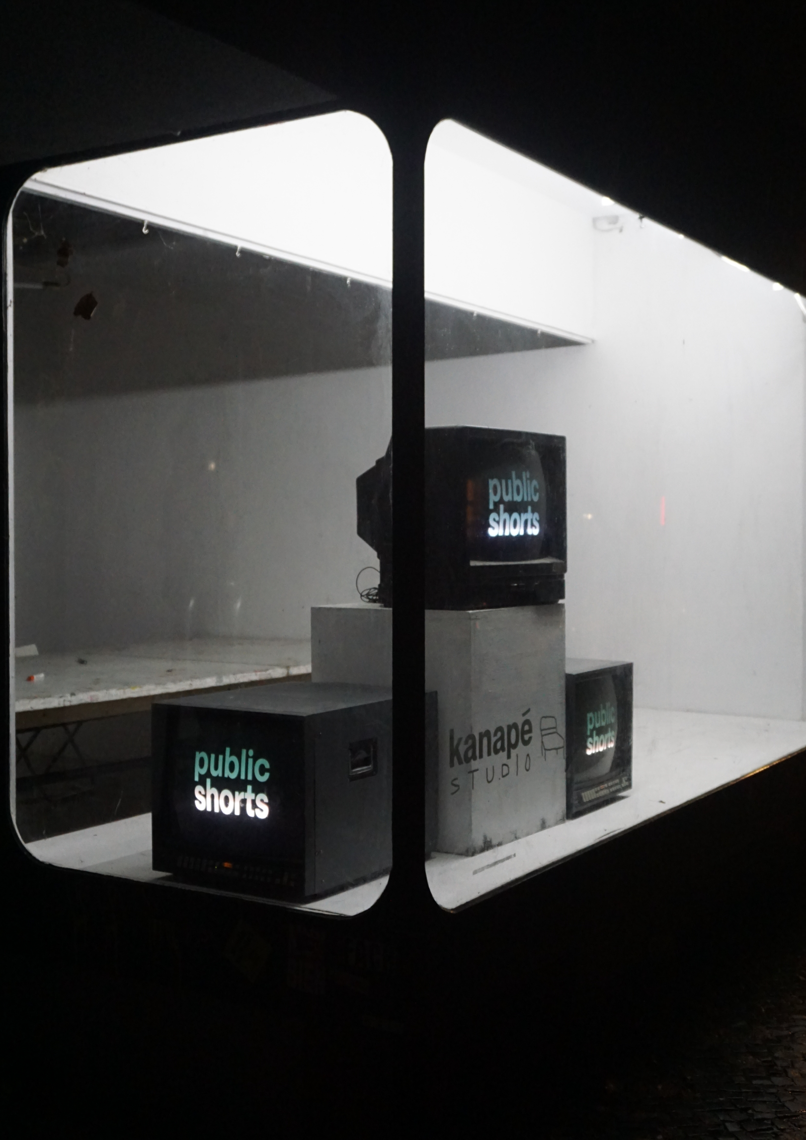 Window at Kanapé with CRT-TV