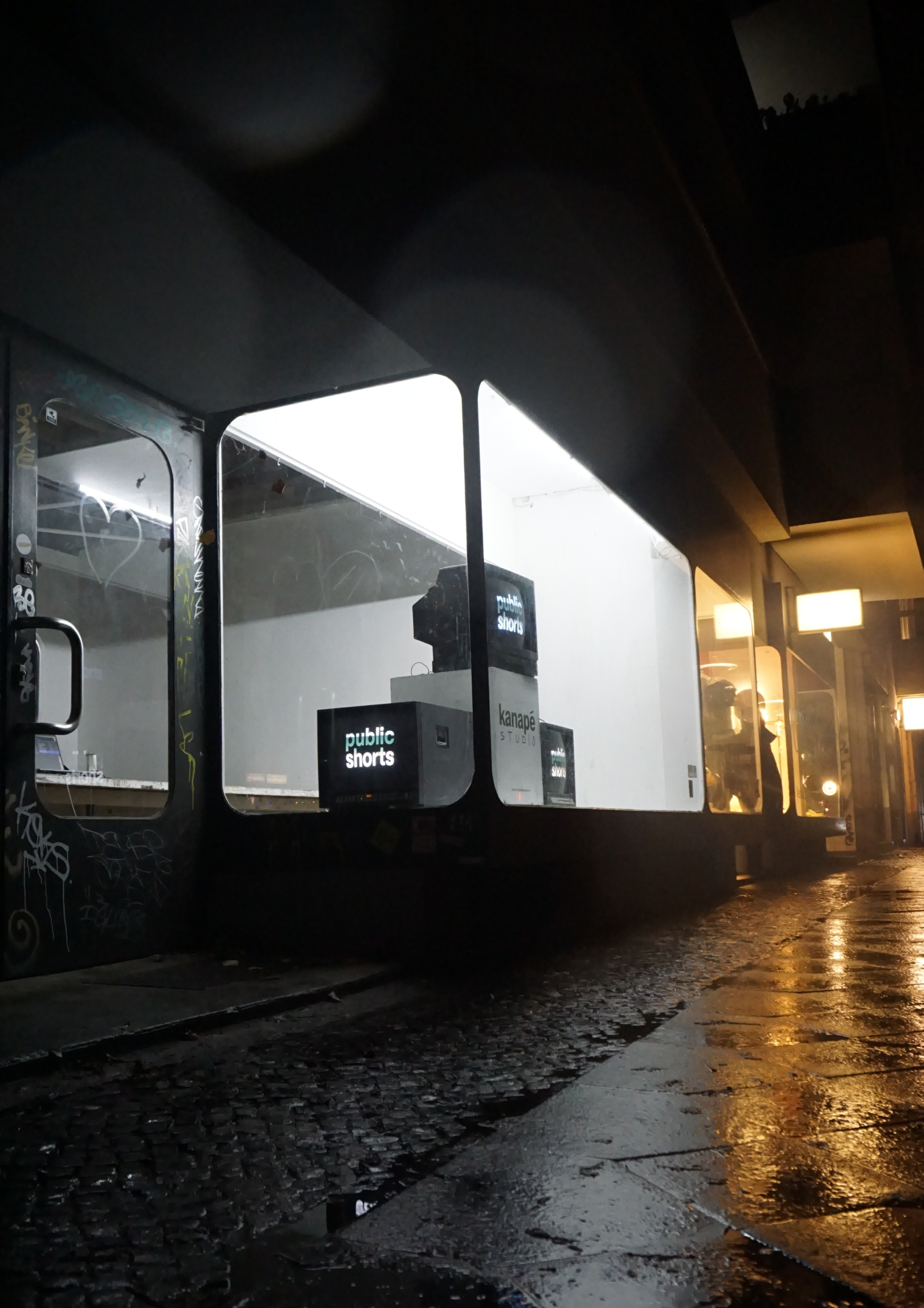 Window at Kanapé with CRT-TV