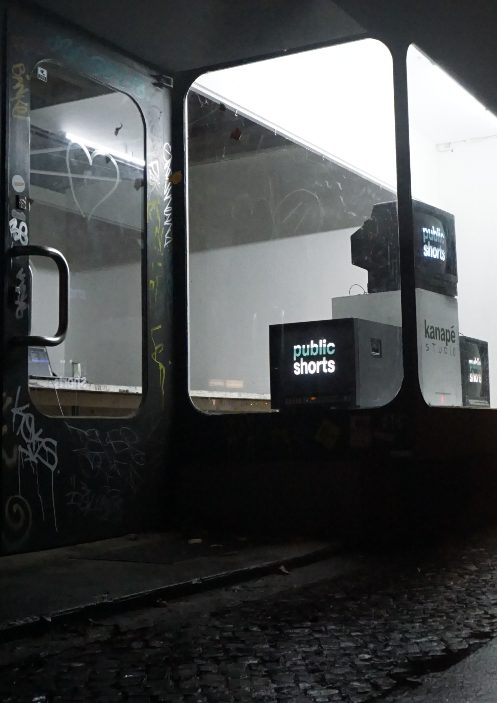 Window at Kanapé with CRT-TV